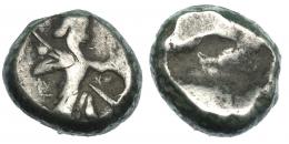PERSIA. Siclo. Reyes Aqueménidas (de Darío I a Jerjes V). Sardes. A/ Rey arrodillado con arco a der.  AR 5,56 g. COP-280. SBG-4678. BC+.