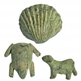 HISPANIA ANTIGUA. Cultura Ibérica. Bronce. Lote de tres figuras: concha, rana y oveja. Altura: 3,0; 3,2 y 3,4 cm. ss. V-II a.C. Procedente de colección privada española años 1970-80.