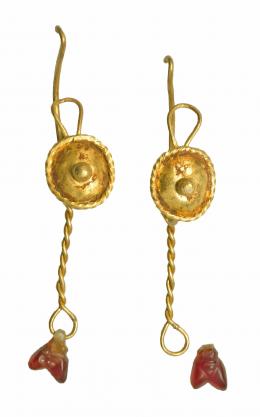ROMA. Imperio Romano. Oro. Par de pendientes con decoración colgante en forma de abeja realizado en ágata. Altura: 3,5 cm. Procedente de colección privada española años 2000.