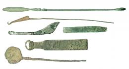 ROMA. Imperio Romano. Bronce. Lote de 6 instumentos médicos y/o domésticos: spatula, ligula (cuchara), vulsella (pinzas), bisturí, gancho fino y cincel. Longitud: 16,6-6,0 cm. Procedente de colección privada española años 1970-80.