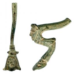 ROMA. Imperio Romano. Bronce. Lote de dos objetos: pie / soporte de trípode romano imperial con representación de cabeza de Sátiro y asa de jarro con representación de cabeza masculina. Altura: 8,6 y 13,2 cm. Procedente de colección privada española años 1970-80.