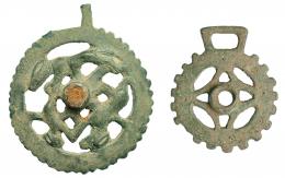 ROMA. Imperio Romano. Bronce. Lote de dos fáleras: una con representación de dos perros y una liebre y otra cirvcular con apéndices y decoración geométrica. Diámetro: 8,0 y 5,6 cm. Altura: 9,0 y 6,8 cm.