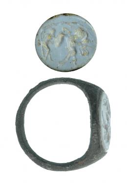 ROMA. Imperio Romano. Bronce y calcedonia azul. Anillo con entalle con representación de jinete con lanza a izquierda atravesando a un guerrero caído a derecha. Detrás árbol. Diámetro: 15 mm. Procedente de colección privada española años 1970-80.