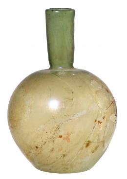 ROMA. Imperio Romano. Vidrio. Botella. Presenta irisaciones y pátina de opacidad. Altura: 13,4 cm. Restaurado con pequeñas faltas. Procedente de colección privada española años 2000.