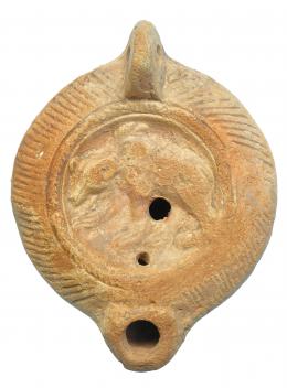 ROMA. Imperio Romano. Terracota. Lucerna con representación de oso a izquierda. Altura: 12,4 cm. Procedente de colección privada española años 1970-80.