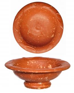 ROMA. Imperio Romano. Terra sigillata. Copa con decoraciones vegetales en el interior del borde exvasado. Diámetro: 9,8 cm. Altura: 3,4 cm. Procedente de colección privada española años 1970-80.