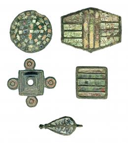 ROMA. Alto Imperio. Lote de 4 bronces tardorromanos. Tres apliques, un colgante y disco circular con decoración de pasta vítrea polícroma. Altura: 2,3-3,4 cm.  Procedente de colección privada española años 1970-80.