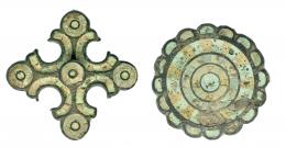 Roma. Bajo Imperio. Bronce y pasta vítrea. Lote de dos bronces tardorromanos. Una fíbula y un aplique. Ambos con decoraciones de pasta vítrea polícroma. Diámetro: 3cm y 4,2 cm. Procedente de colección privada española años 1970-80.