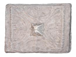 ROMA. Alto Imperio. Barro cocido. Placa decorativa conformada por una roseta de vientos con bulbo central o rueda enmarcada en una cenefa, en cuyos extremos resultantes se disponen cuatro estrías. Dimensiones: 27,7 x 36,0 cm. Procedente de colección privada española años 1970-80.