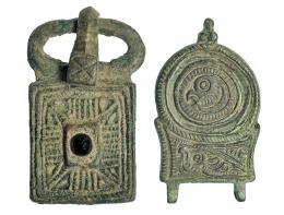 VISIGODO. Bronce. Lote de dos hebillas. Una liriforme con decoración de cabeza de águila a izquierda y otra con forma rectangular, decoración geométrica y piedra central. Altura: 5,1 y 5,2 cm. Procedente de colección privada española años 1970-80.