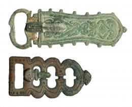 VISIGODO. Bronce. Lote de dos hebillas liriformes: una con decoración vegetal esquematizado y otra con decoración circular. Ambas conservan el pasador y aguja. Altura: 13,6 y 9,5 cm. Procedente de colección privada española años 1970-80.