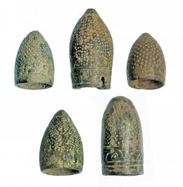 HISPANO-ÁRABE. Bronce. Lote de 5 piezas: 3 dedales de guarnicionero y 2 de sastre. Altura: 3,3-4,0 cm. Procedente de colección privada española años 1970-80.