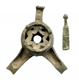 HISPANO-ÁRABE. Bronce. Candil con dos piqueras, repié con tendencia troncocónica y asa anular con apéndice. Altura: 7,5 cm. Procedente de colección privada española años 1970-80.