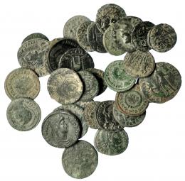 Lote 33 piezas: 3 antoninianos y 30 AE siglos. III y IV. BC a MBC.