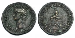 NERO CLAUDIO DRUSO (DRUSO EL MAYOR). Sestercio. Roma (41-50 d.C.). A/ Cabeza de Druso a izq.; alrededor ley. interna NERO CLAVDIVS DRVSVS GERMANICVS IMP. R/ Claudio sentado en silla curul a izq. con rama en der., rodeado de armas; en exergo S.C. Alrededor ley. interna TI CLAVDIVS CAESAR AVG P M TR P IMP. RIC-93. Leves porosidades. Pátina oscura. Rara. MBC.