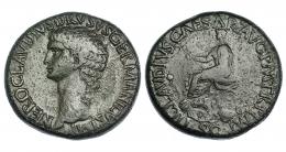NERO CLAUDIO DRUSO (DRUSO EL MAYOR). Sestercio. Roma (41-50 d.C.). A/ Cabeza de Druso a izq.; alrededor ley. interna NERO CLAVDIVS DRVSVS GERMANICVS IMP. R/ Claudio sentado en silla curul a izq. con rama en der., rodeado de armas; en exergo S.C. Alrededor ley. interna TI CLAVDIVS CAESAR AVG P M TR P IMP. RIC-93. Pátina verde oscuro. MBC/MBC-. Rara.