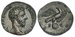 MARCO AURELIO. Sestercio. Roma (192). Restitución de Marco Aurelio. A/ Cabeza a der.; DIVVS M ANTONINVS PIVS. R/ Águila a der. con cabeza a izq. sobre globo; CONSECRATIO, S-C. RIC-654. Pátina marrón. MBC+.