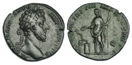 CÓMODO. Sestercio. Roma (183). A/ Cabeza laureada a der.; M. COMMODVS ANTONINVS AVG. R/ Salus a izq. con cetro y pátera ofrendando en altar con serpiente ante ella; SALVS AVG TR P VIII IMP V COS IIII P P, S-C. RIC-356. Pátina verde. MBC+/MBC.