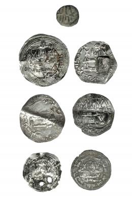 252  -  Lote 7 monedas: 1 felús conquista, 4 dirhams emirales (223H, 236H y 255H), 2 dirhams califales (355H y 293H). Dos con agujero y uno con grieta. MBC-.