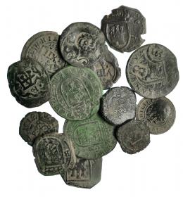 Lote 14 cobres Felipe III y Felipe IV, 8 con resello. Incluye 3 piezas de 4 cornados Pamplona, sin fecha. 1619 y 1621. BC+/MBC-.
