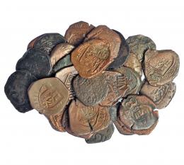 Lote 30 monedas de 8 maravedís. Reselladas. 1641, 1642 y 1659. Variedad de cecas en la moneda y en el resello. BC/MBC-.