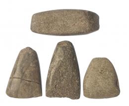 PREHISTORIA. Neolítico. ca. 5400-5000 a.C. Roca metamórfica. Lote de 4 azuelas pulimentadas. Longitud 4,0-6,2 cm.