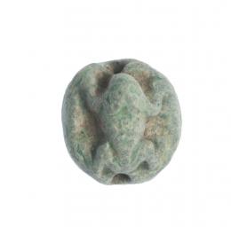 463  -  ANTIGUO EGIPTO. Imperio Nuevo. 1390-1353 a.C. Fayenza. Amuleto con representación de rana. Longitud 12 mm.