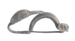 468  -  HISPANIA ANTIGUA. Cultura Celtíbera. III-II a.C. Plata. Fíbula de tipo La Tène con apéndice caudal con representación de ave. Longitud 3,3 cm.
