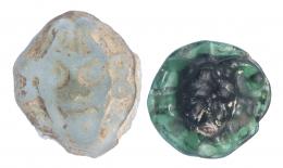 470  -  MUNDO ANTIGUO. Greco-romano. Pasta vítrea. Lote de 2 elementos decorativos circulares con representación de deidad. Diámetro 20 y 25 mm.