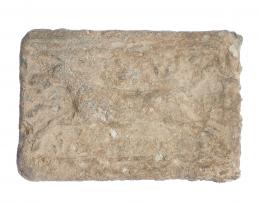 474  -  MUNDO ANTIGUO. Greco-romano. Plomo. Aplique / placa rectangular con representación de caballo al galope a izquierda. Longitud 7,6 cm.