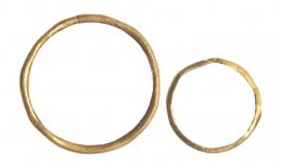 482  -  ROMA. Imperio Romano. I-II d.C. Oro. Par de anillos circulares. Diámetro 13 y19 mm.