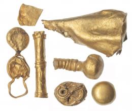485  -  ROMA. Imperio Romano. I-III d.C.? Oro. Lote de 7 elementos decorativos de indumentaria y orfebrería. Altura 18-30 mm. Diámetro 8 y 11 mm.