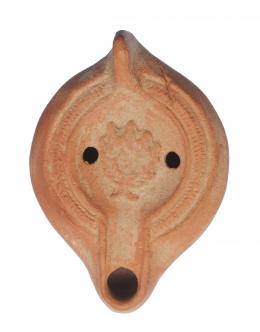 493  -  ROMA. Imperio Romano. Segunda mitad III - IV d.C. Terracota. Lucerna de pasta anaranjada, piquera circular y dos agujeros de llenado. Longitud 14,5 cm.