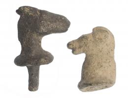 504  -  ROMA. Imperio Romano. I-II d.C. Bronce. Lote de 2 apliques con representación de cabeza de caballo. Altura 2,9-4,4 cm.