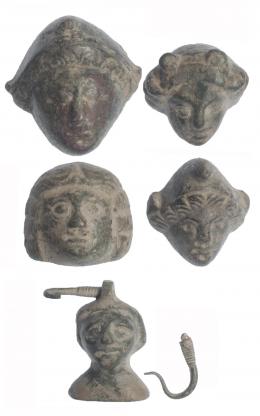 506  -  ROMA. Imperio Romano. I-III d.C. Bronce. Lote de 5 objetos: dos apliques con representación de Atis,  dos apliques con representación facial y un colgante con representación de busto masculino ("cuernos" modernos). Altura 2,9-3,4 cm.