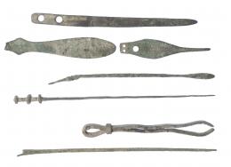 ROMA. Imperio Romano. I-III d.C. Bronce. Lote de 7 instrumentos médicos y/o domésticos entre ellos  una pinza (vulsellae), sonda, aguja, hoja de cuchillo / escalpelo. Longitud 5,2-12,2 cm.