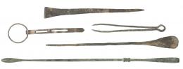 ROMA. Imperio Romano. I-III d.C. Bronce. Lote de 5 instrumentos médicos y/o domésticos: un spathomele / specillum, una cuchara-sonda, dos vulsellae (pinzas) y un cincel? epigrafíado. Longitud 5,8-17,5 cm.