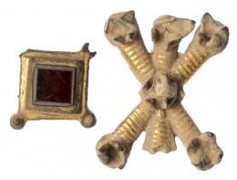 BIZANCIO. V-VIII d.C. Bronce dorado. Lote de 2 elementos decorativos. Longitud 32 mm y 14 x 14 mm.