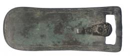 VISIGODO. 560-600 d.C. Bronce. Hebilla de placa rectangular rígida con perfiles rectos y lengüeta oval. Longitud 12,6 cm.