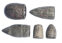 HISPANO-ÁRABE. Califato o Taifas. X-XI d.C. Bronce. Lote de 5 dedales: 3 de sastre y 2 de guarnicero. Altura 2,3-4,3 cm.
