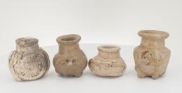 524  -  PREHISPÁNICO. Cultura Maya. 600-800 d.C. Período Clásico. Terracota. Lote de 4 frascos medicinales y/o de tabaco. Altura 2,8-4,5 cm.