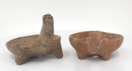 PREHISPÁNICO. Período Formativo Medio. Cerámica. Lote de dos platos / cuencos rituales con apéndice distal zoomorfo con perforación central interior. Uno restaurado / pegado. Diámetro 6,5 y 6,9 cm y Longitud 9,3 y 10,6.