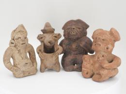 PREHISPÁNICO. Período Formativo Medio. Terracota y Cerámica. Lote de 4 figuras de diversas épocas y culturas. Uno restaurado / pegado y uno con pequeñas pérdidas en bordes del sombrero. Altura ca. 10 cm.