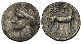 EMISIONES HISPANO-CARTAGINESAS. Shekel. A/ Cabeza de Tanit con tocado de espigas a izq. R/ Caballo parado a der. con cabeza vuelta, delante de palmera. AR 7,03 g. CNH-35. I-498. ACIP-575. Pequeñas erosiones. BC+/MBC-. Muy escasa.