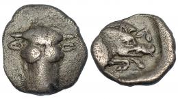 FÓCIDE. Óbolo (457-446 a.C.). A/ Cabeza frontal de toro. R/ Prótomo de jabalí a der. en cuadrado incuso. AR 0,92 g. SBG-2349 vte. MBC-. Ex BCD Collection.