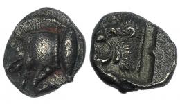 MISIA. Cízico. Óbolo (525-475 a.C.). A/ Prótomo de jabalí a izq., atún a der. R/ Cabeza de león a izq., dentro de cuadrado incuso. AR 1,13 g. COP-48. SBG 3846. MBC.