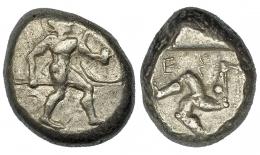 PANFILIA. Aspendo. Estátera (465-430 a.C.). A/ Guerrero avanzando a der. con escudo y lanza. R/ Trisqueles en cuadrado incuso, encima ES. Ar 10,93 g. COP-175. MBC-. 