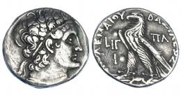 EGIPTO. Ptolomeo X y Cleopatra III (107-101 a.C.). Tetradracma. A/ Cabeza diademada a der. R/ Águila sobre haz de rayos a izq., en campo LIG/I -PA; PTOLEMAIOY BASILEWS. COP-360. SBG-7938. Pequeñas marcas. MBC.