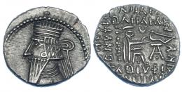 PARTIA. Dracma. Vologases III. Ecbatana (105-147). R/ Sobre el arco, símbolo creciente. SEP-78.10. Algo descentrada. MBC+. 