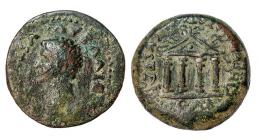 EMERITA. As. Tiberio. A/ Cabeza de Augusto radiada a izq.; DIVVS AVGVSTV(S PA-TER). R/ Templo tetrástilo; AETERNITATI AVGVSTAE, en exergo CAE. AE 12,61 g. RPC-29. APRH-29c. ACIP-3394b. CC-3923, mismo ejemplar. Pátina irregular. BC-/BC+. Muy escasa. 